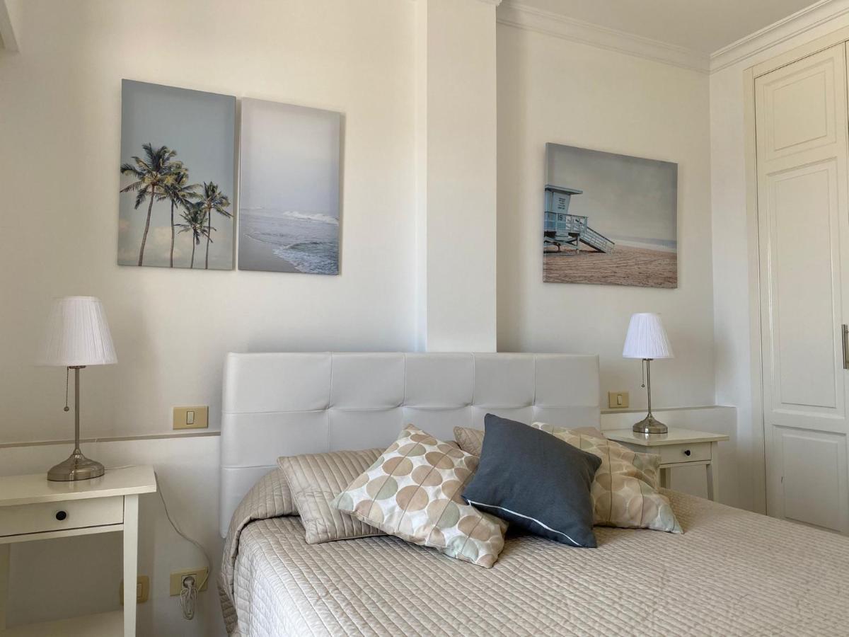 Billy'S Beachfront Apartment With Pool Access Puerto De Mogan Extérieur photo